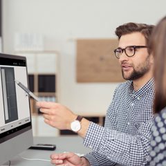 Beratungsgespräch zur Planung einer individuellen Haustür am Computer