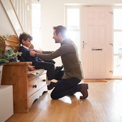 Familie im Eingangsbereich mit moderner Haustür im Wohnhaus