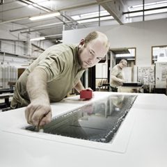 Herstellung einer hochwertigen Haustür in der Produktion bei TOPIC