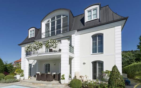 Elegantes Landhaus mit klassischen Fenstern und Balkon im Ambiente Designstil von Internorm