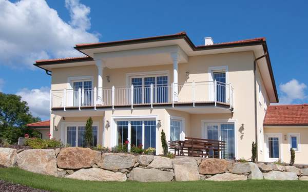 Einfamilienhaus mit Balkon und klassischen Fenstern im Home Soft Designstil von Internorm
