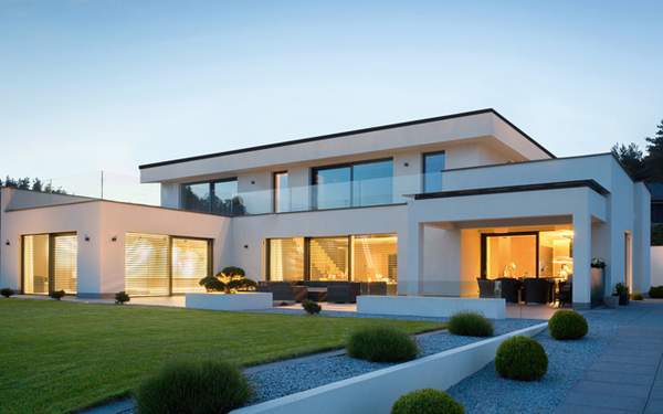 Modernes Einfamilienhaus mit großen Fensterflächen und klarer Architektur im Studio Designstil Internorm